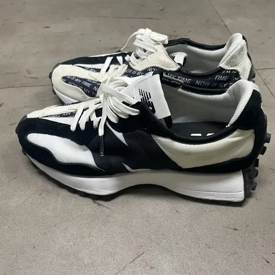 (W) New Balance 327 White Black