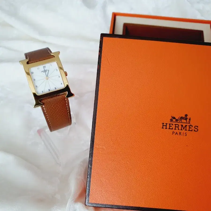 에르메스 Hermes 금장 H 워치 HH1.501 여성(남성) 시계예요.