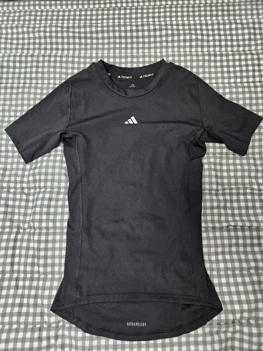 Adidas Techfit Short Sleeve Sweatshirt Size M New and unused