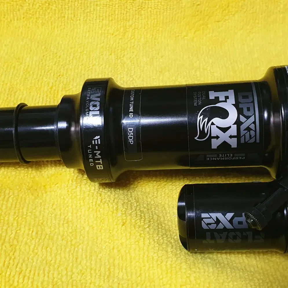 폭스 플롯 DPX2 트루니언  205 X 65 MTB 리어샥 판매합니다.