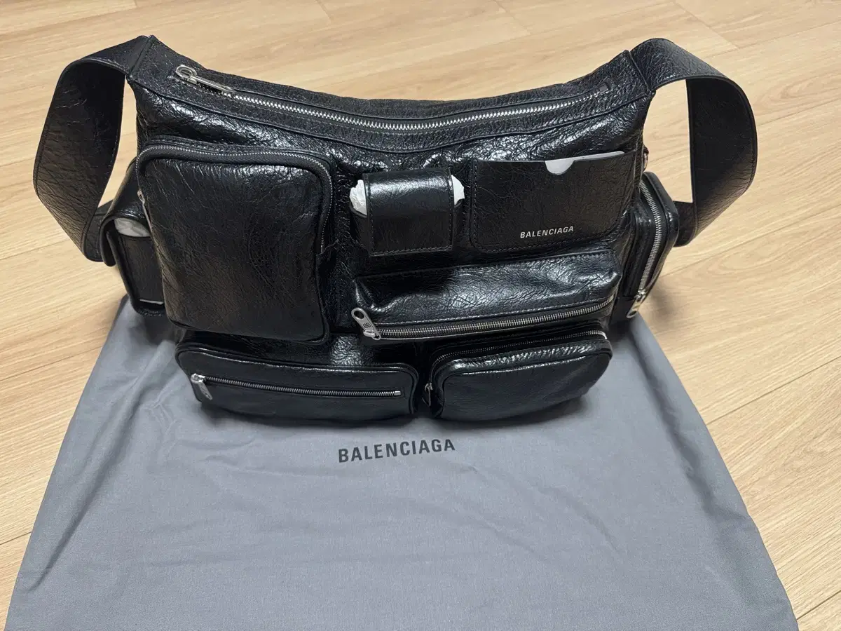 발렌시아가 수퍼비지 메신저백 새상품