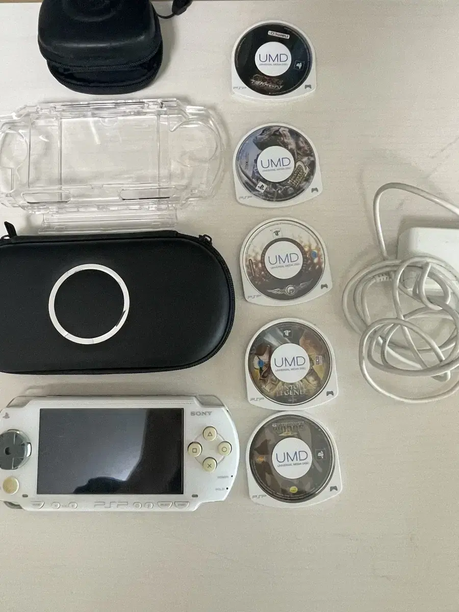 psp 1000 풀셋 (umd5장, 충전기, 파우치및 케이스)