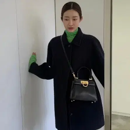 FERRAGAMO / 빈티지 페레가모 블랙 레더 간치니 스몰 켈리백