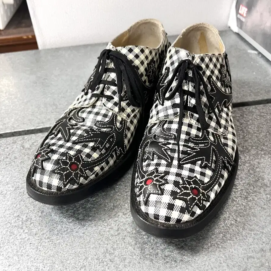 CHECK PATTERN SHOES 꼼데가르송 신발