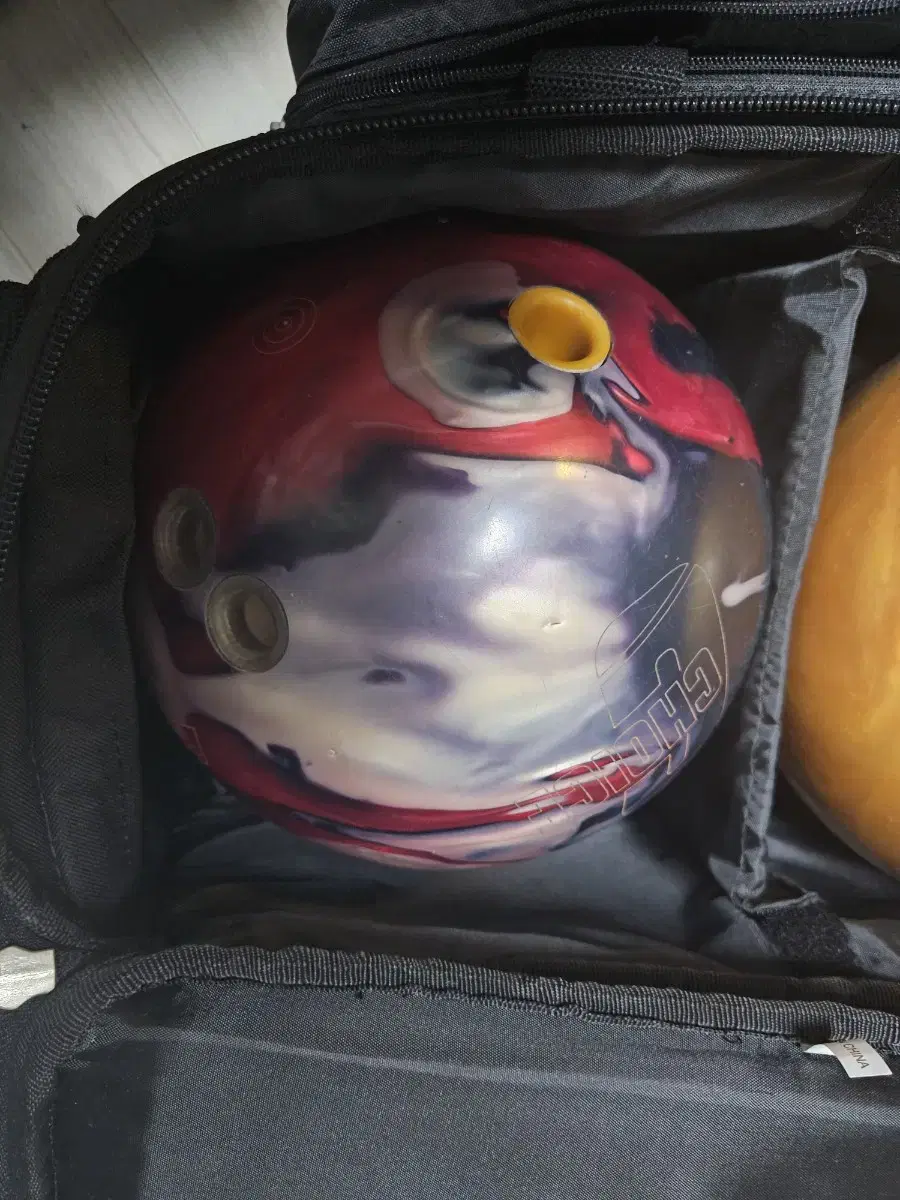 2Bowling bag, 2 bowling balls for sale