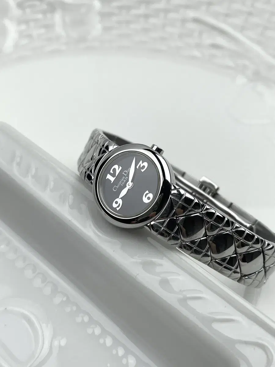 DIOR  leaf round watch