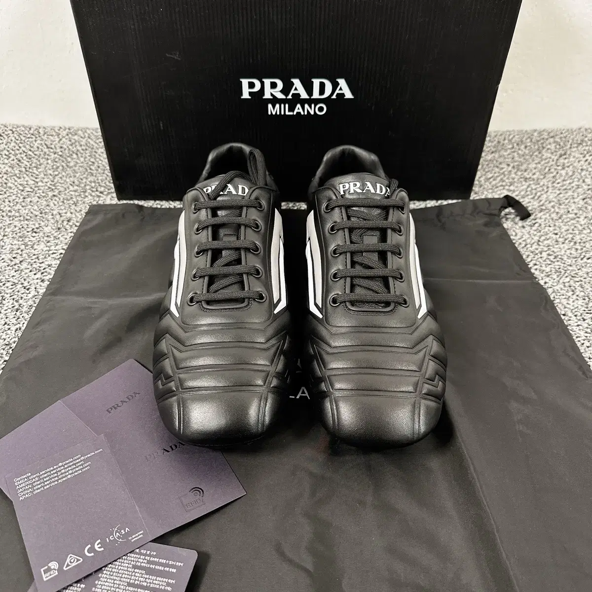 (정품/새상품) PRADA 프라다 남성 블랙 로우 스니커즈