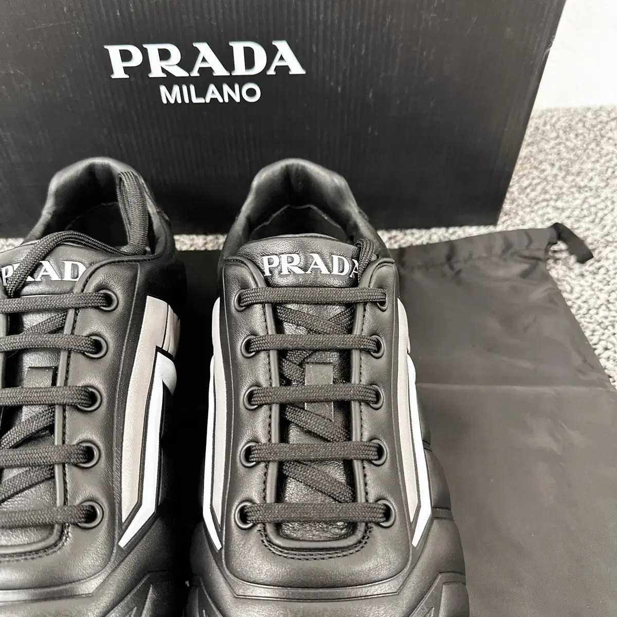 (정품/새상품) PRADA 프라다 남성 블랙 로우 스니커즈