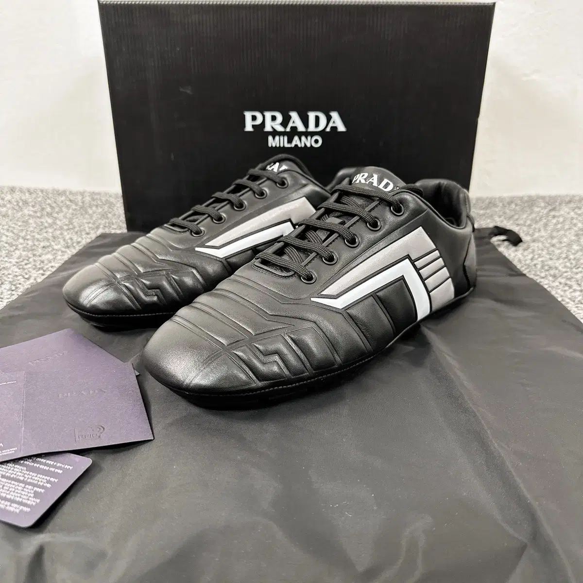 (정품/새상품) PRADA 프라다 남성 블랙 로우 스니커즈