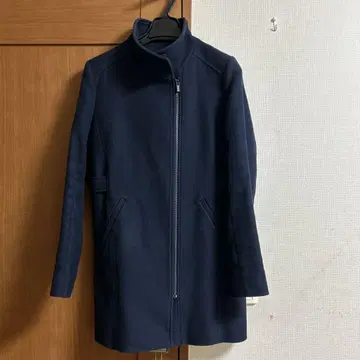 콩트와르 데코토니에 지퍼가 달린 네이비 울 코트