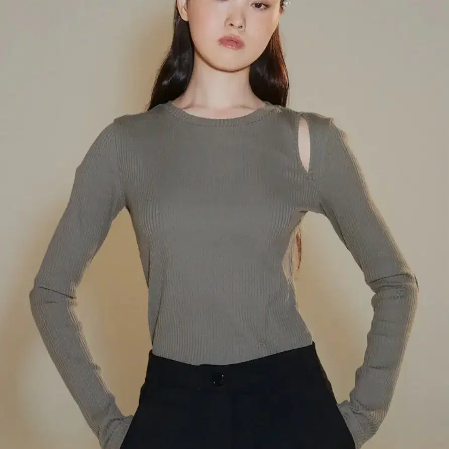 구호플러스 CutOut Ribbed TopKhaki