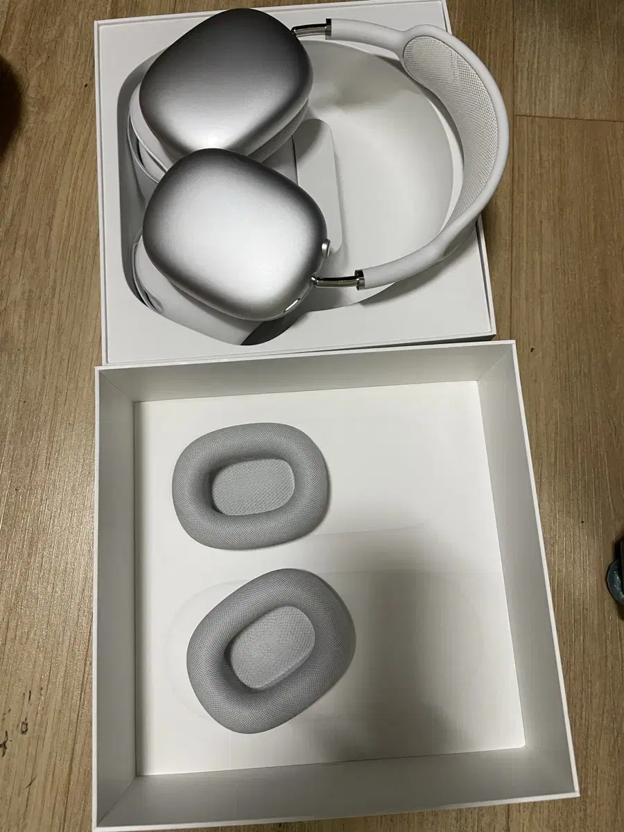 AirPods Max Silver Simply Unsealed + 1 Extra Pair of EarPads