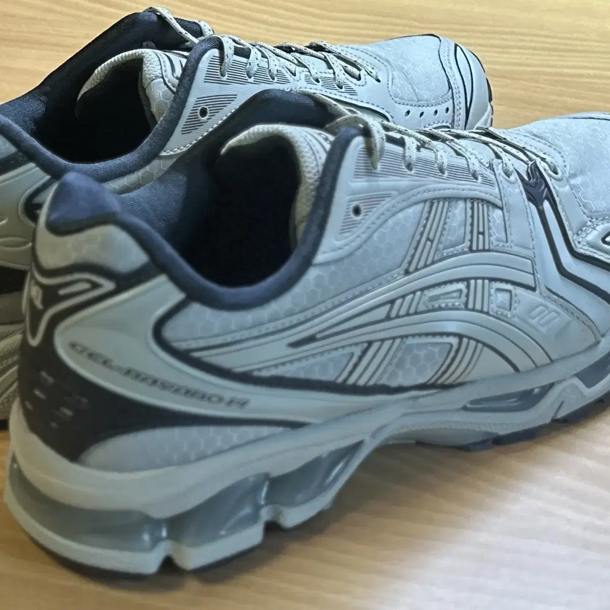 ASICS GEL KAYANO14 화이트 세이지/그레파이트 그레이