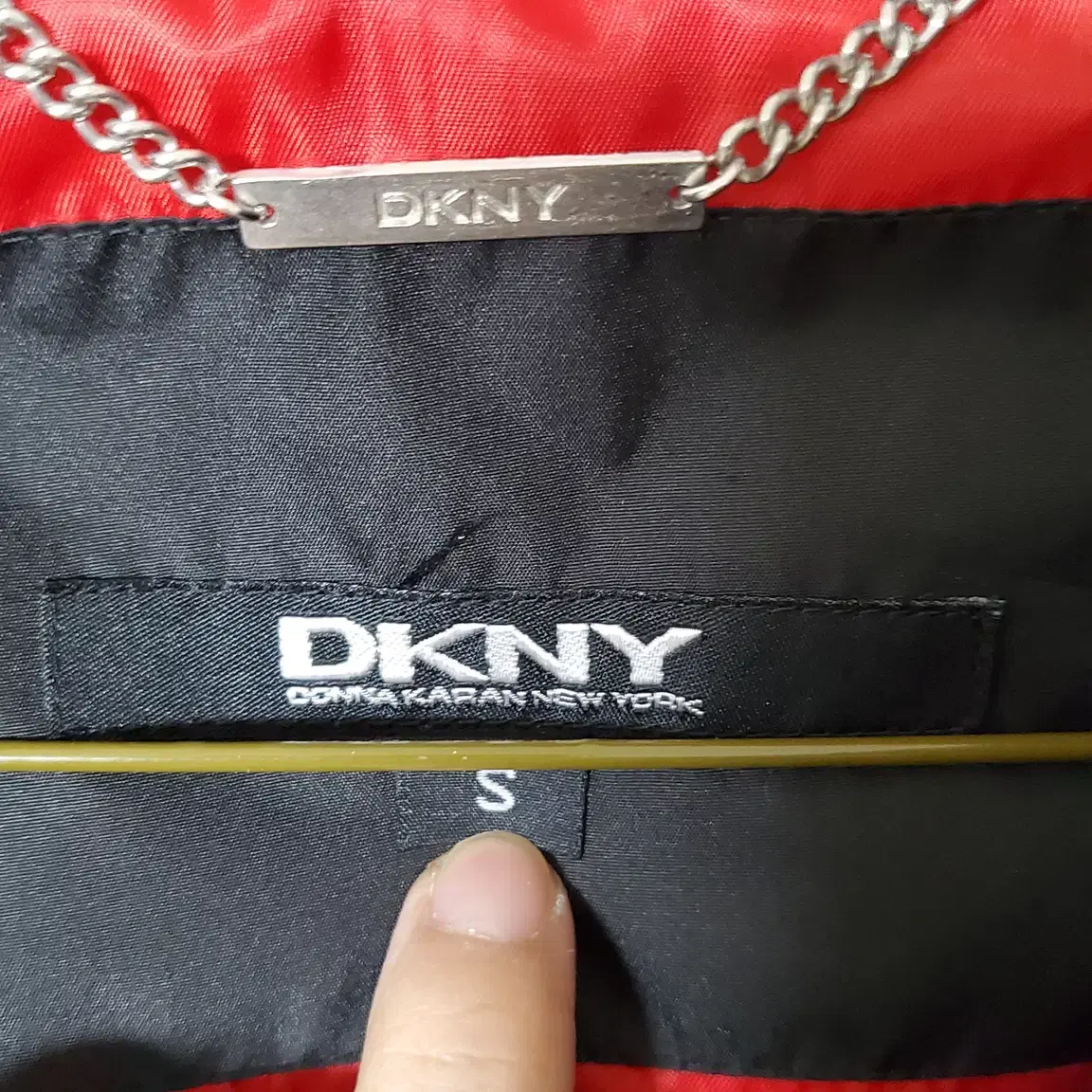 DKNY 블랙 덕다운 후드 롱패딩