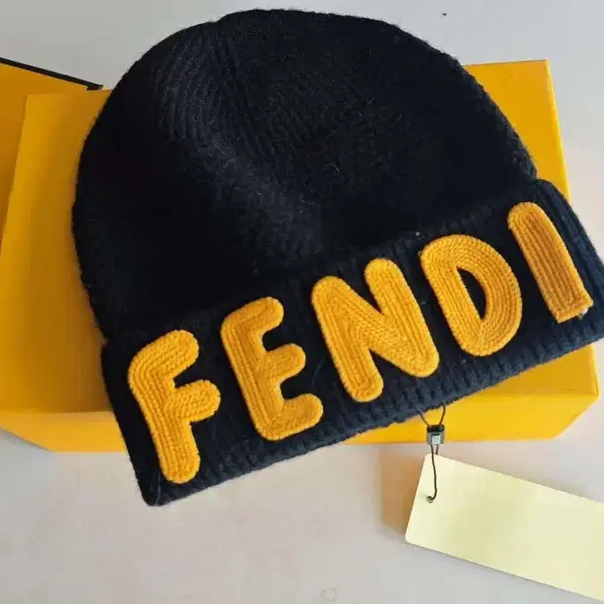 FENDI 펜디 울모자 블랙