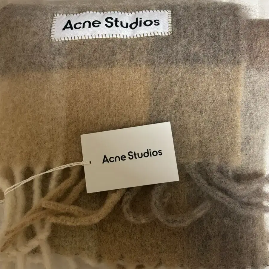 아크네 스튜디오 모헤어 체크 스카프 Acne Studio 새상품입니다.