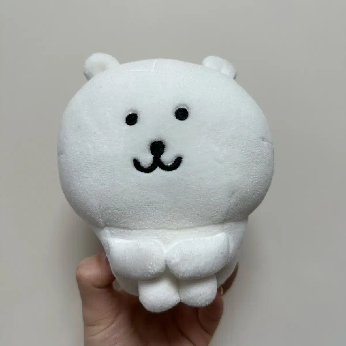 앉은 농담곰