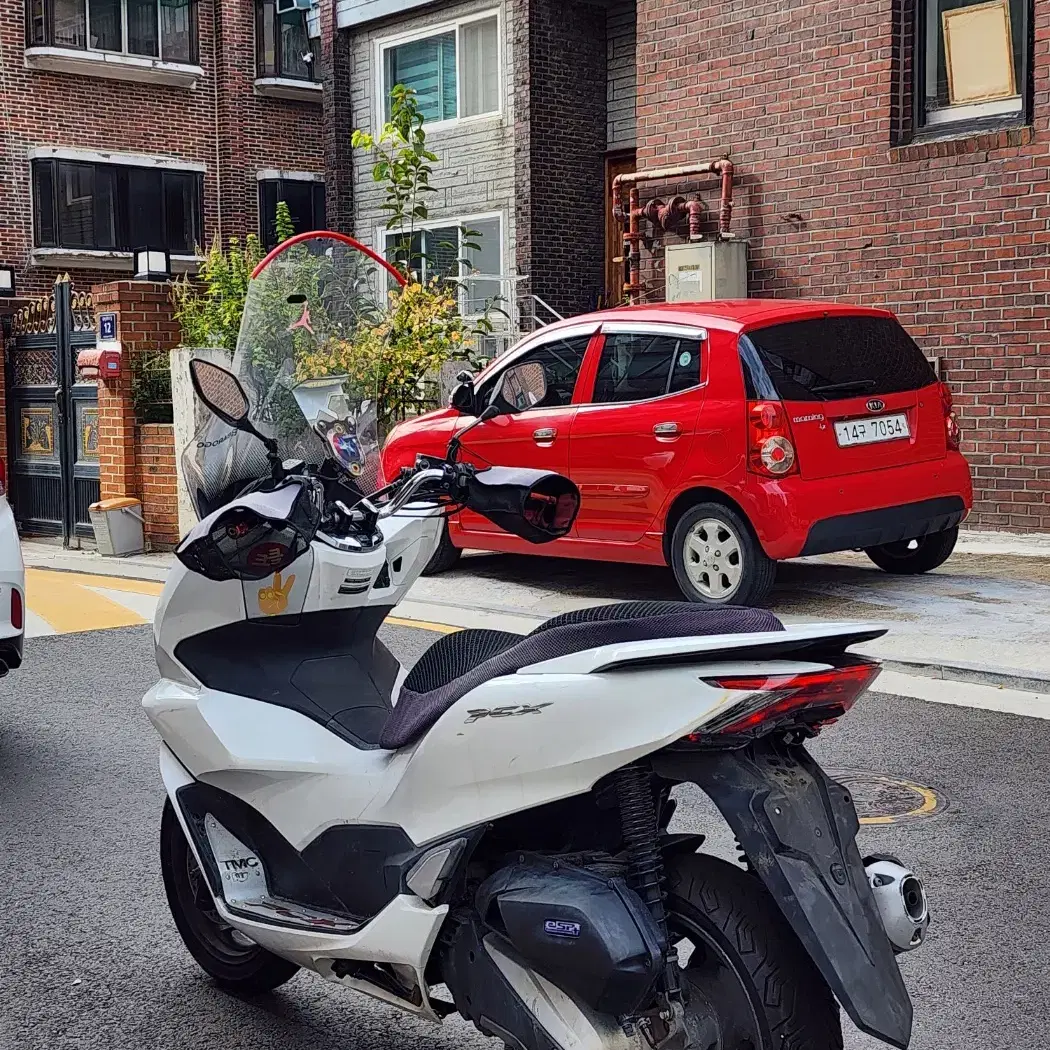 21년식 PCX125 ABS 화이트 팝니다