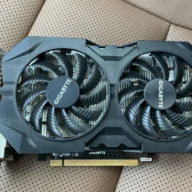 기가바이트 지포스 GTX950 2GB 그래픽카드 팔아요