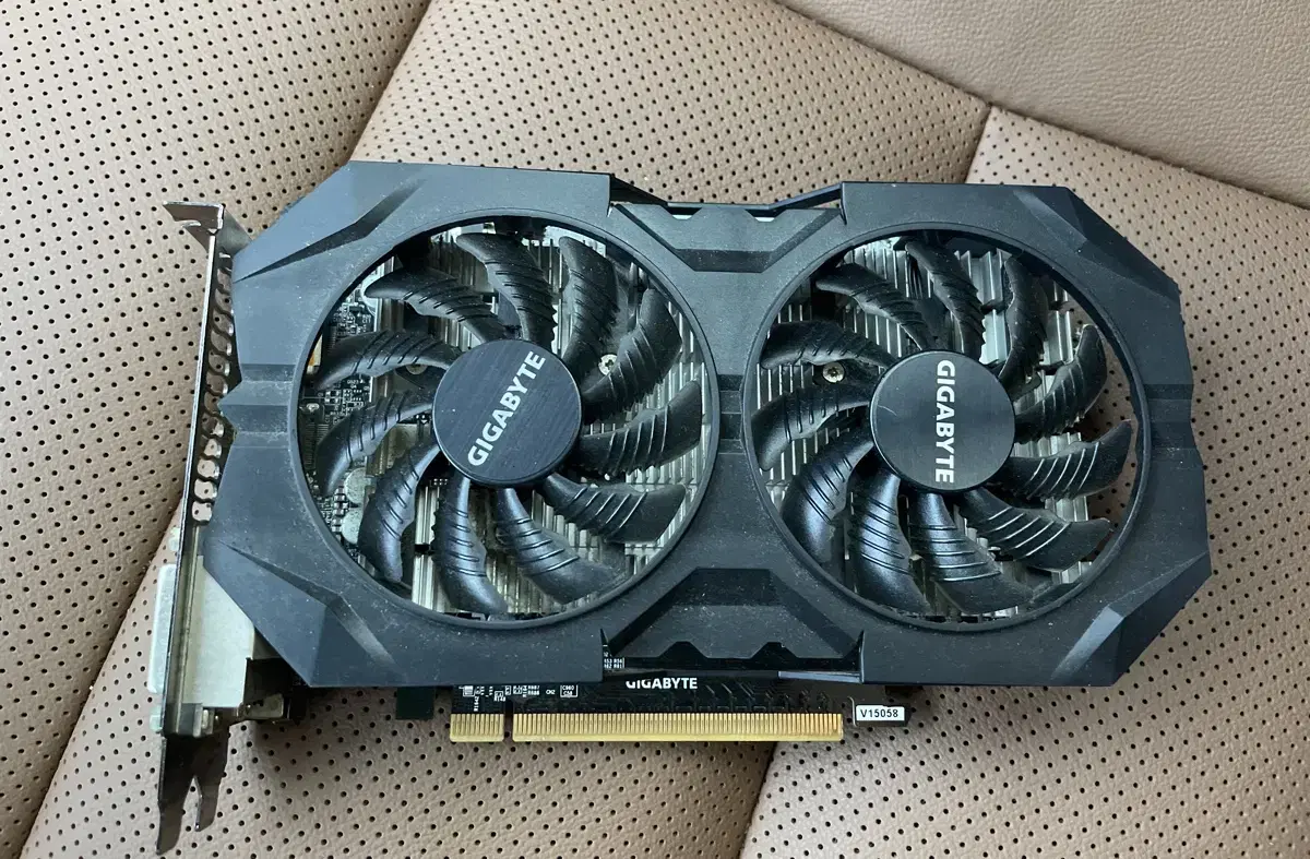 기가바이트 지포스 GTX950 2GB 그래픽카드 팔아요