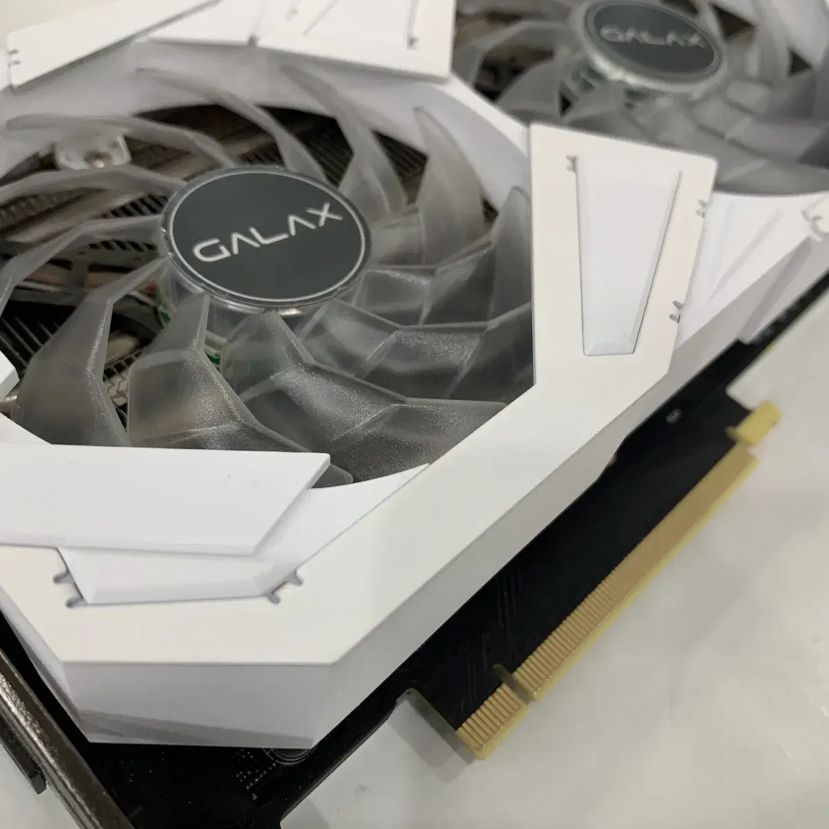 갤럭시 RTX3070 8GB 화이트3팬그래픽카드 컴퓨터부품 PC VGA