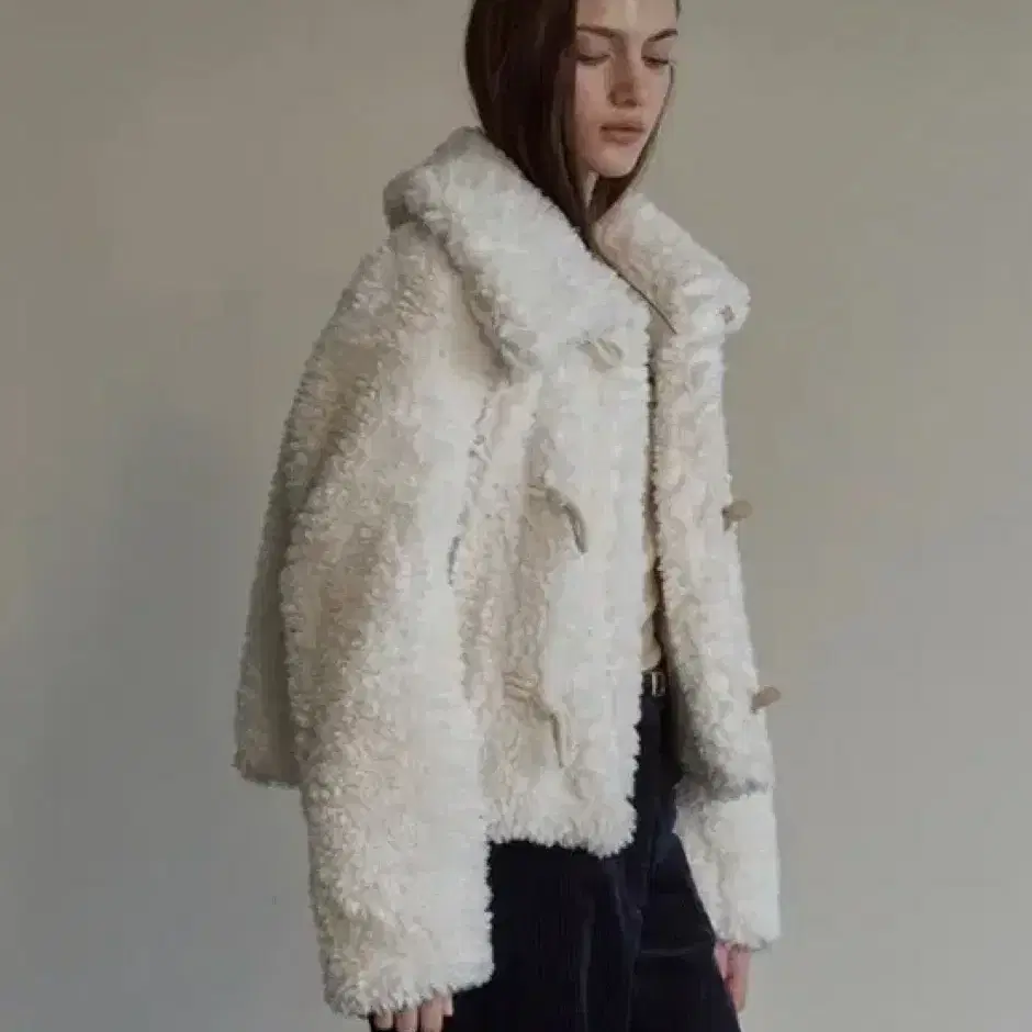 비뮤즈맨션 Toggle fur jacket - Ivory