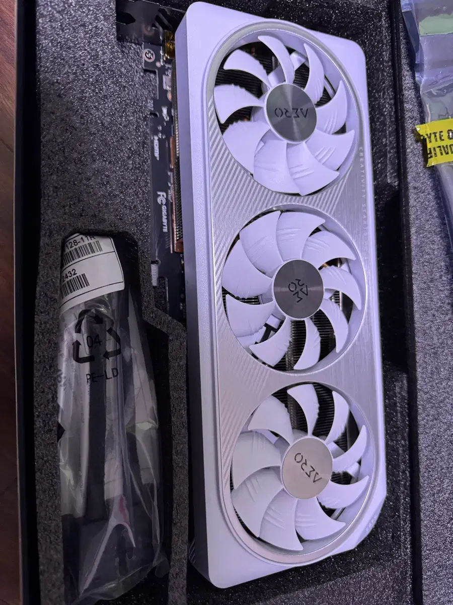 RTX 4070 Super 에어로 AERO S급 화이트 그래픽카드