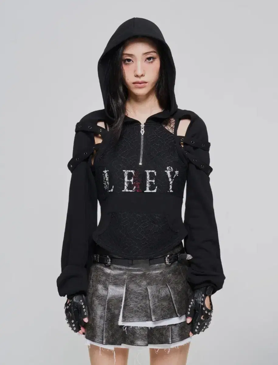 엘이이와이 LEEY MESHED SLIT HOODIE TOP