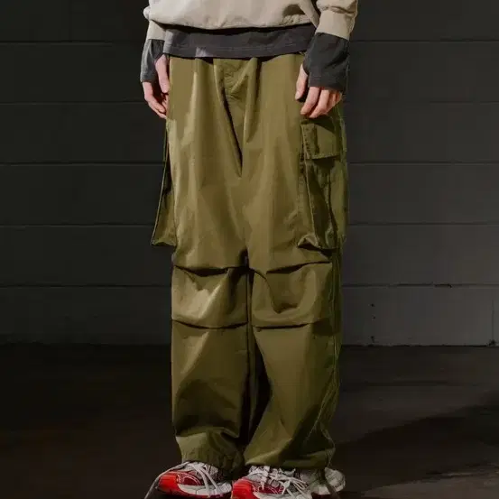 PLEATED CARGO PANTS / OLIVE