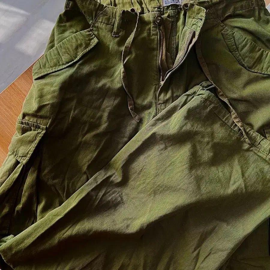 PLEATED CARGO PANTS / OLIVE