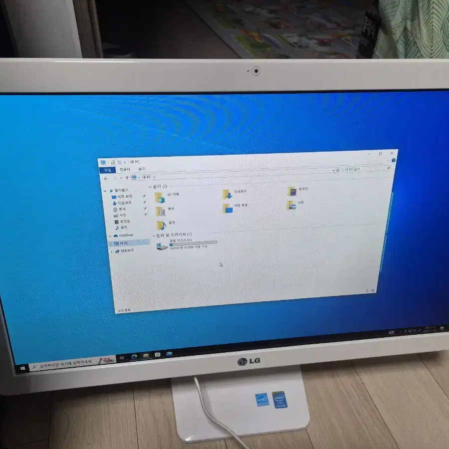 LG 올인원 컴퓨터 입니다.