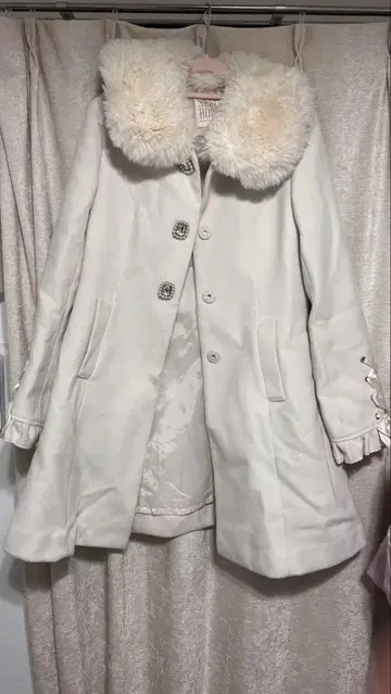 퍼 카라 부착 화이트 퍼코트 허니번치