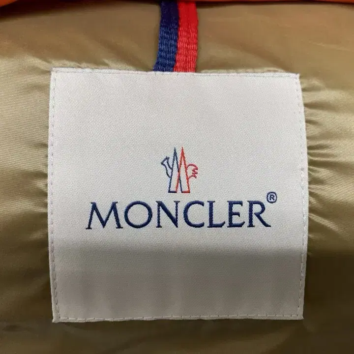 Mocler 몽클레어 몽클레르 레어템 COUSTUE 시어링 패딩 팝니다.