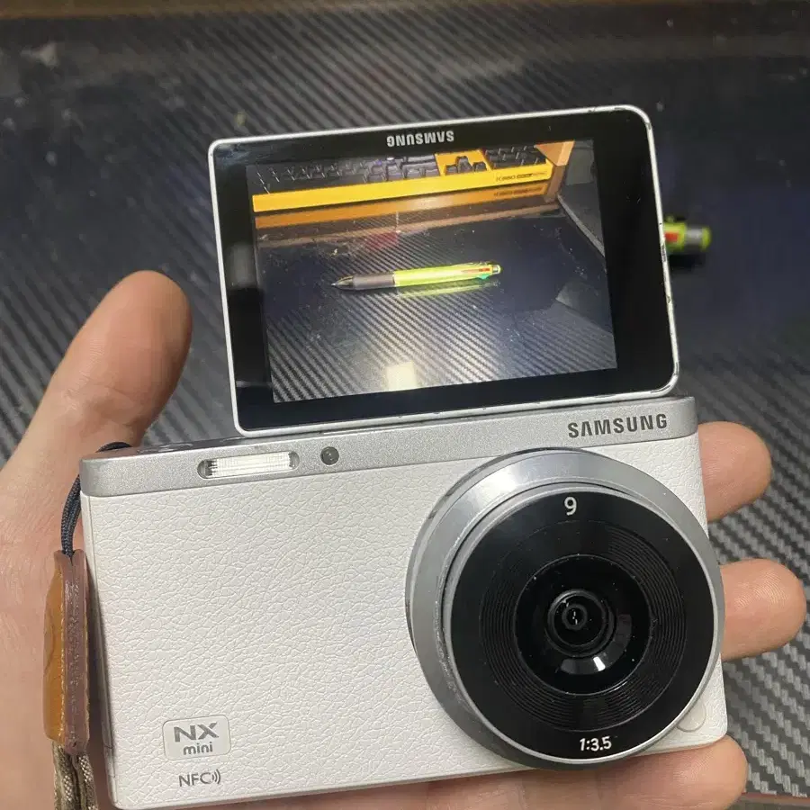 삼성 NX mini (미러리스) 카메라 판매합니다. 사용감, 기스 있습니