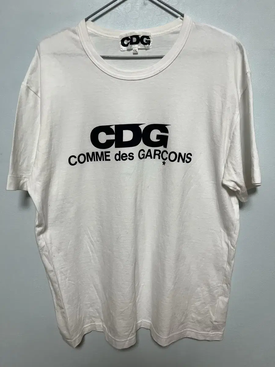 꼼데가르송 CDG 화이트 반팔 티셔츠