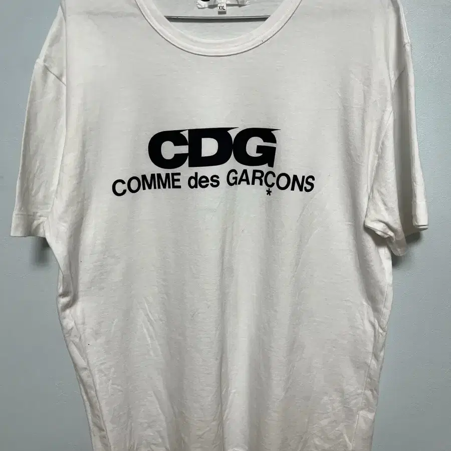 꼼데가르송 CDG 화이트 반팔 티셔츠