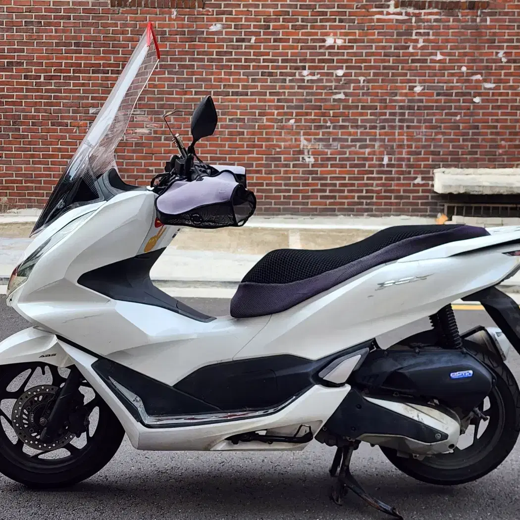 21년식 PCX125 ABS 화이트 팝니다