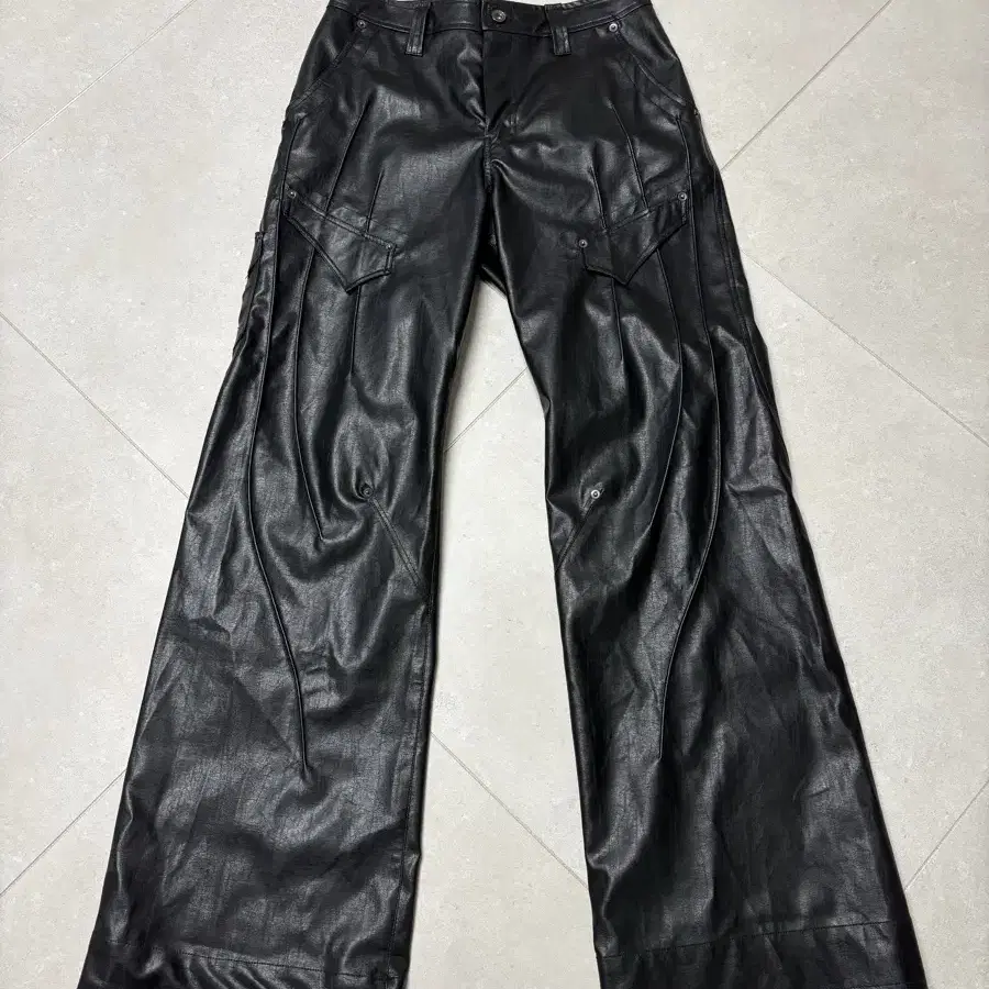 에이시네틱스 aesynctx SWAMP FAUX LEATHER PANTS