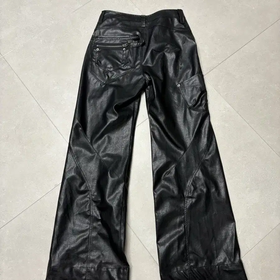 에이시네틱스 aesynctx SWAMP FAUX LEATHER PANTS