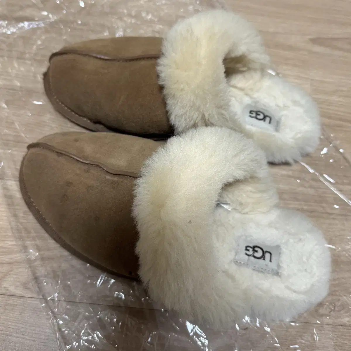 어그(UGG) 스커페트 체스트넛 240