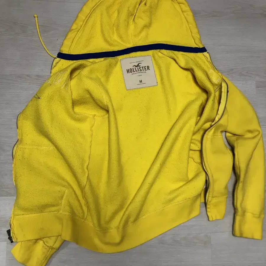 HOLISTER M yellow zip up hoodie