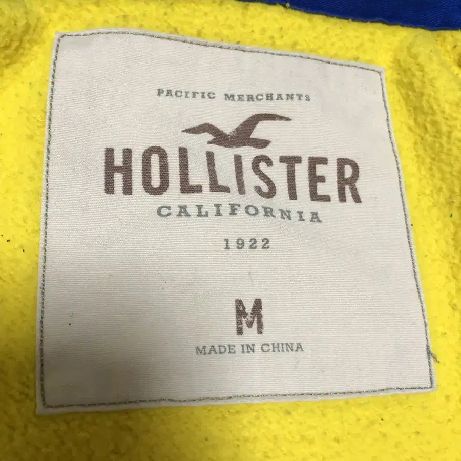 HOLISTER M yellow zip up hoodie