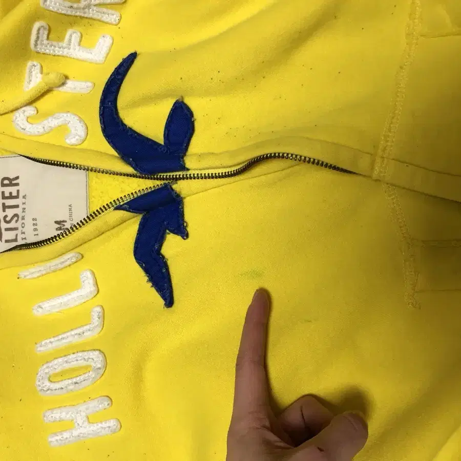 HOLISTER M yellow zip up hoodie