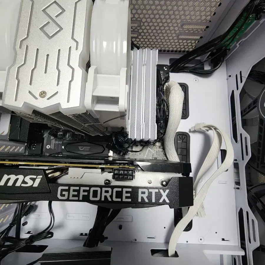 고사양 화이트감성 게이밍 컴퓨터 rtx3060