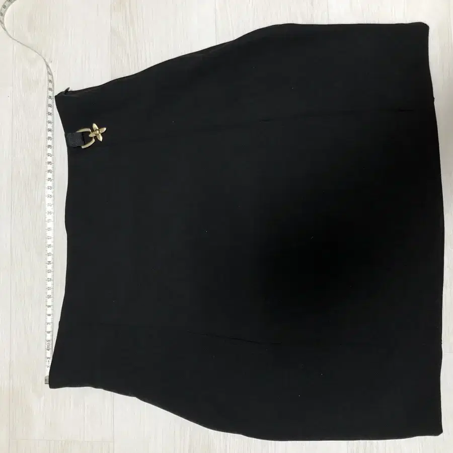 High waist mini skirt gold charm accent