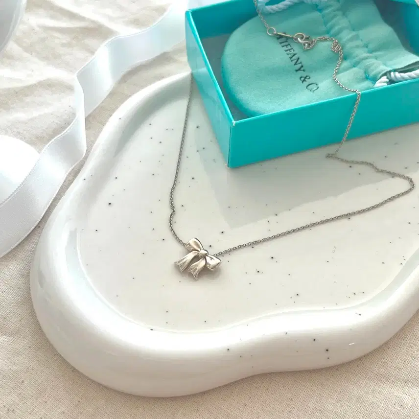 ティファニーアンコミニリボンネックレス tiffany mini ribbon nec