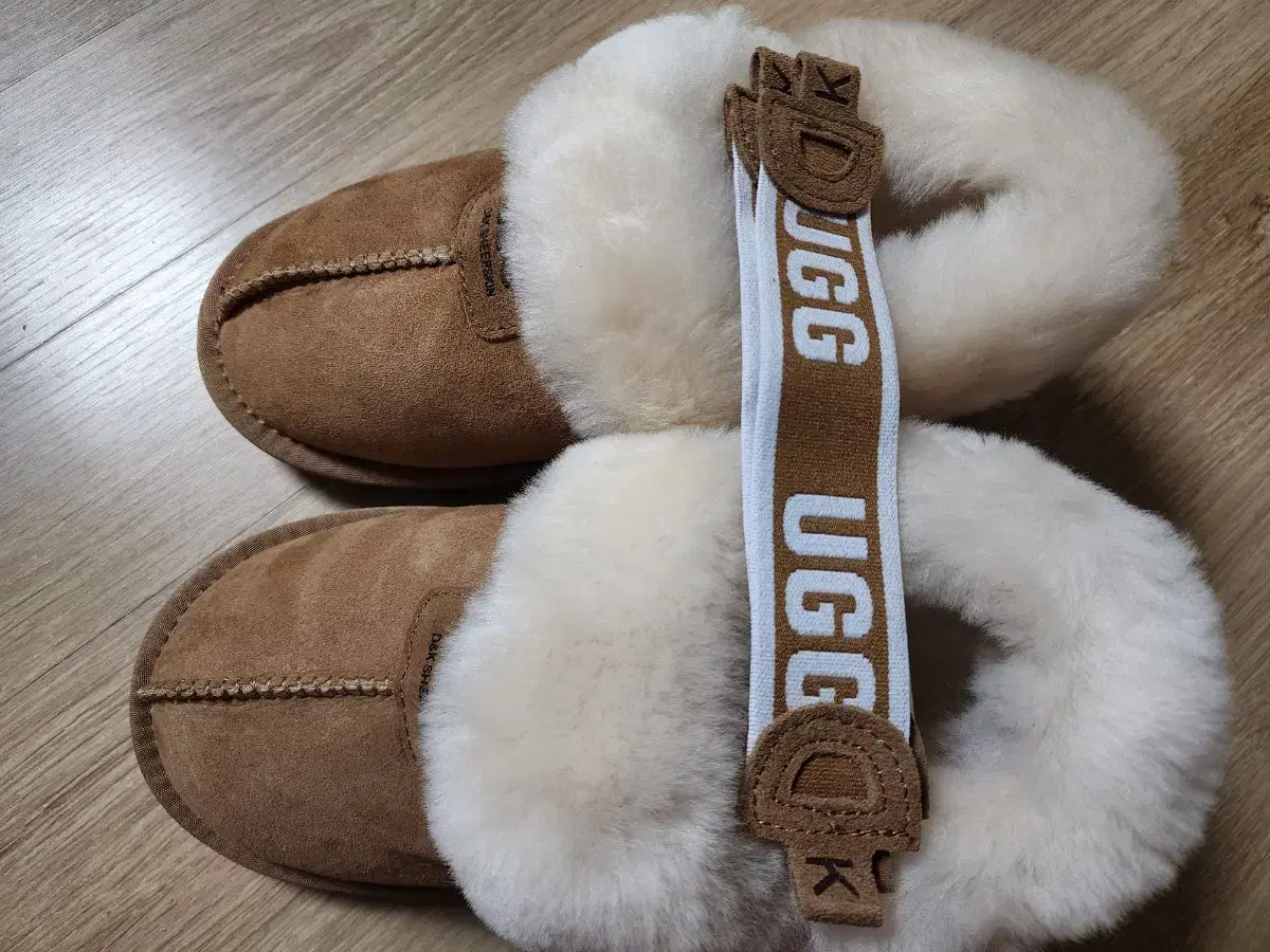 호주 어그 UGG 스트랩 퍼밴딩 탈부착 슬리퍼 체스트넛 색상 약 245m