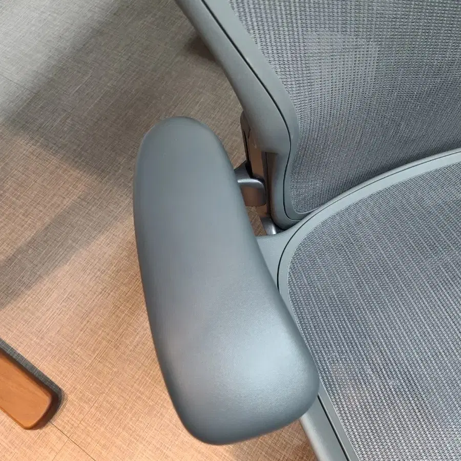 허먼밀러 New Aeron Chair Carbon (B Size)