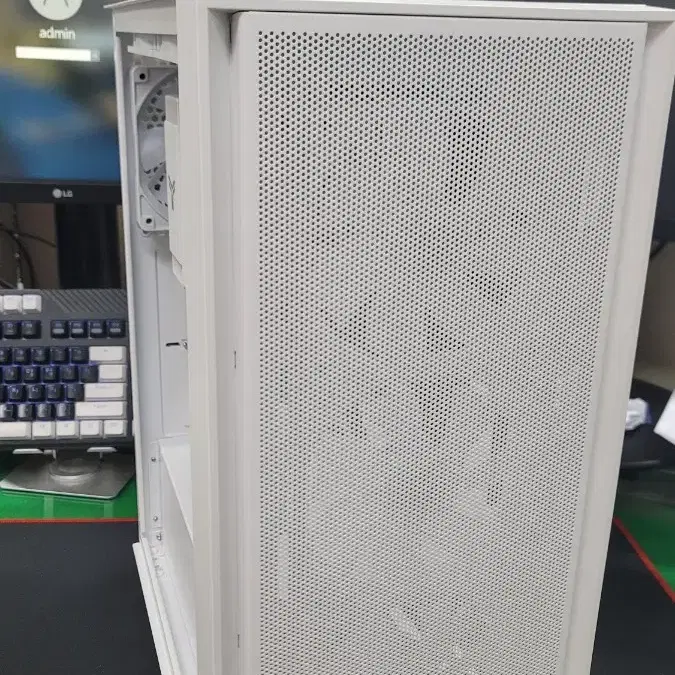 라이젠 9600x, rtx4060, 램 32기가 컴퓨터 본체