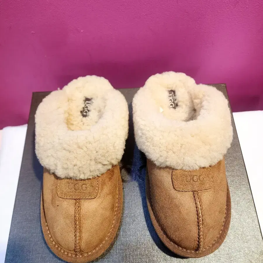 UGG 슬리퍼/EU39 (245)